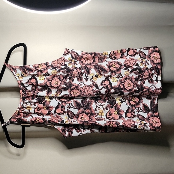 🌴 Loft Tank Top Spaghetti Straps White with Pink Black and Yellow Floral Print - Picture 7 of 9